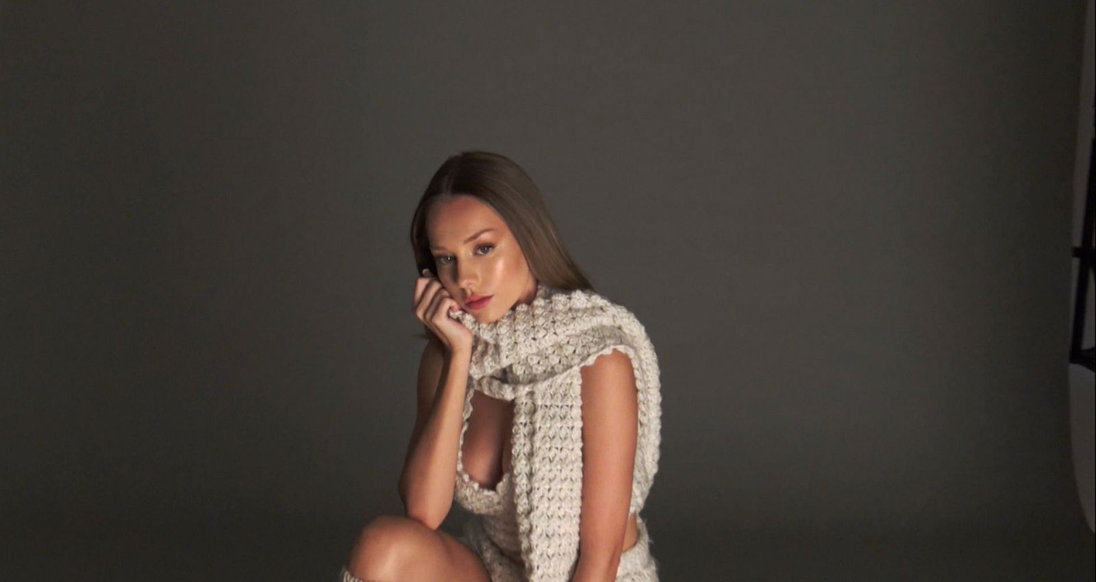 La actriz Ester Expósito se sincera en una entrevista con la revista ELLE y habla de machismo, inmigración, protestas en la calle y la exposición en las redes sociales.  