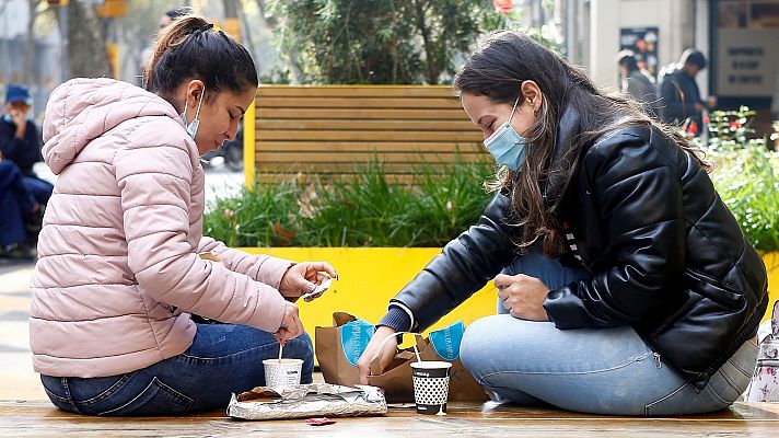 Telediario 1 - Reuniones con familiares y amigos, los principales focos de contagio de COVID-19 en España