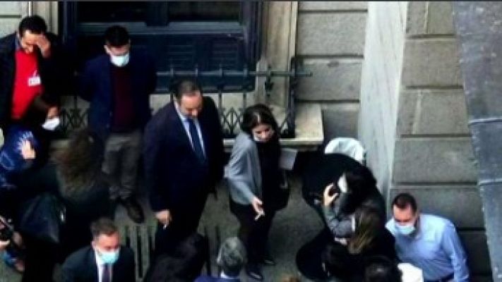 La hora de La 1 - Ábalos pide perdón tras ser 'pillado' en el Congreso fumando sin guardar distancia de seguridad