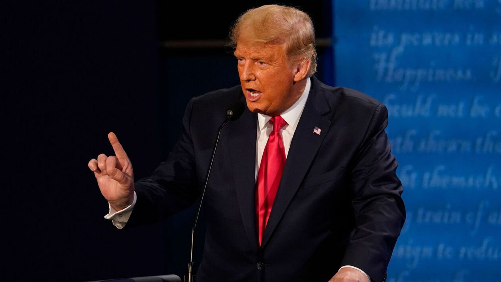 Trump promete una vacuna "en semanas" y Biden critica que no tenga "un plan claro" - RTVE.es | Ver