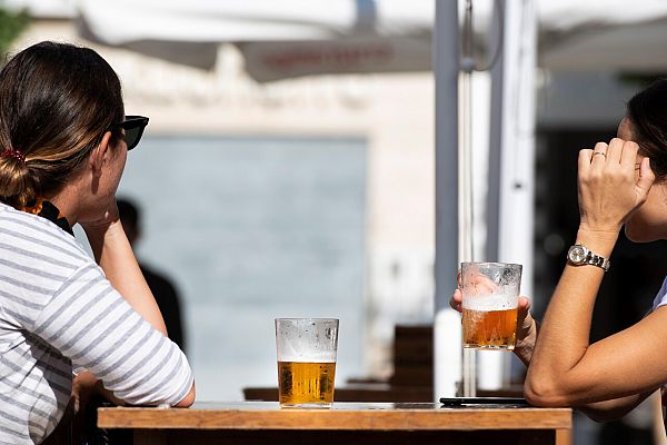 Telediario 1 - La Comunidad de Madrid prohíbe de 00:00 a 6:00 las reuniones sociales y familiares