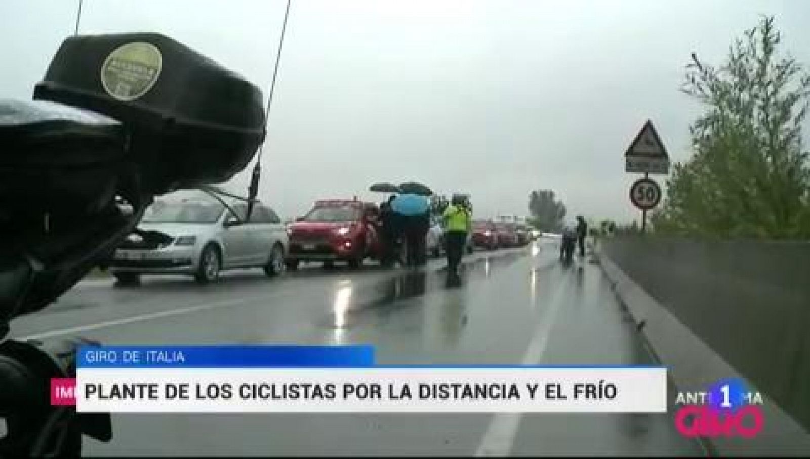 Plante de los ciclistas del Giro por la distancia y el frío