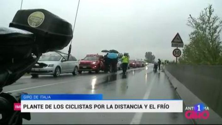 Telediario 1 - Plante de los ciclistas del Giro por la distancia de la etapa y el mal tiempo