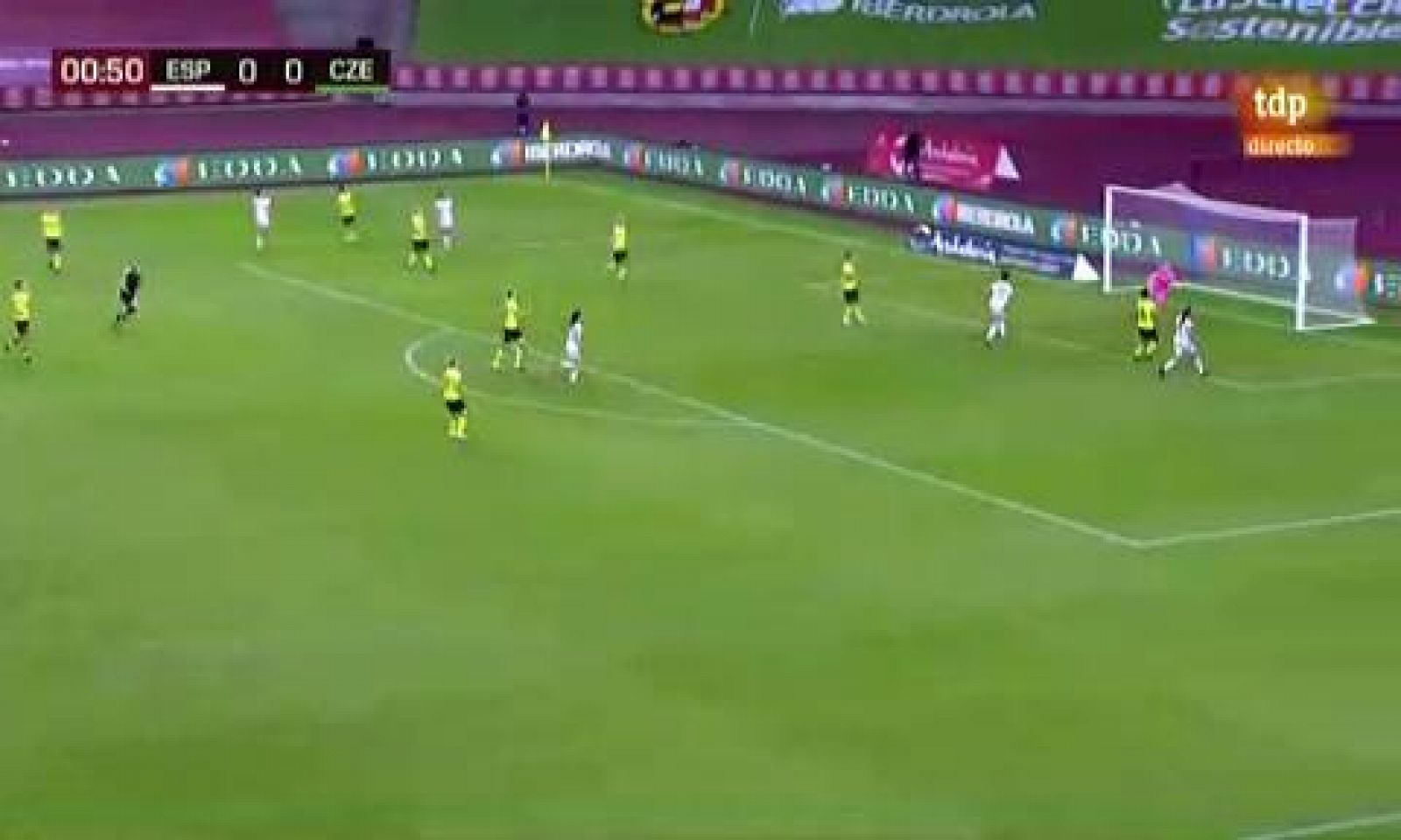 Esther González marca en un minuto (1-0)