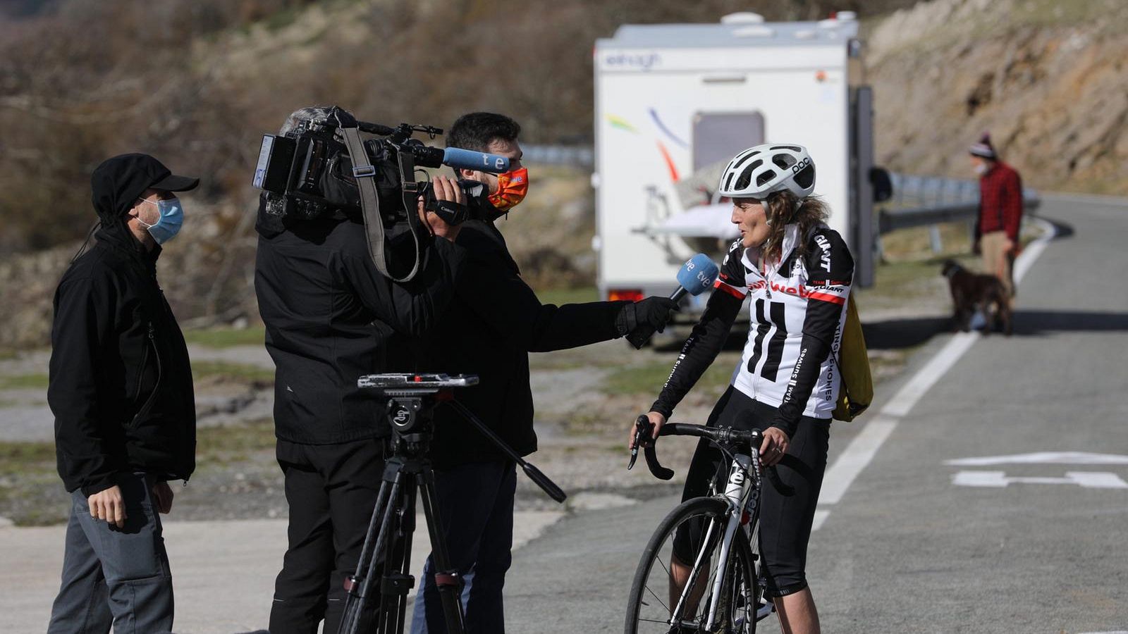 Vuelta 2020 | La madre de Martin Salmon reconoce los puertos antes de que pase su hijo