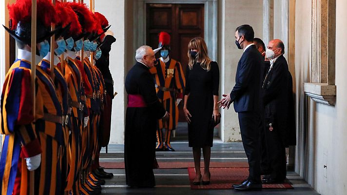 El papa se reúne con Sánchez en el Vaticano en la primera visita de un presidente español desde 2013