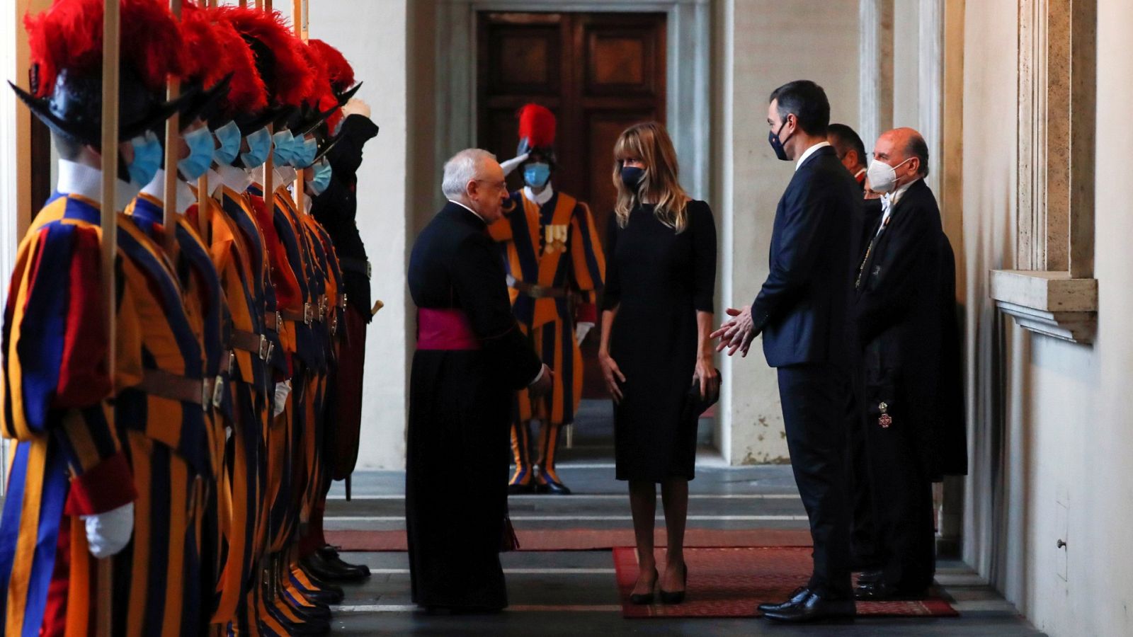 El papa se reúne con Sánchez en el Vaticano en la primera visita de un presidente español desde 2013