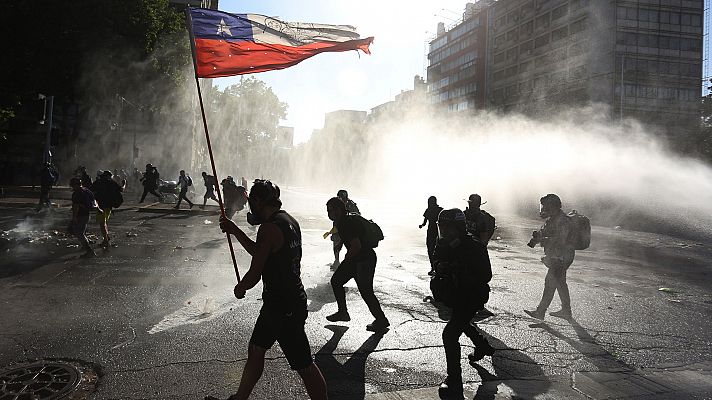 Telediario 1 - "Apruebo" o "Rechazo" las dos opciones del plebiscito sobre la actual Constitución chilena