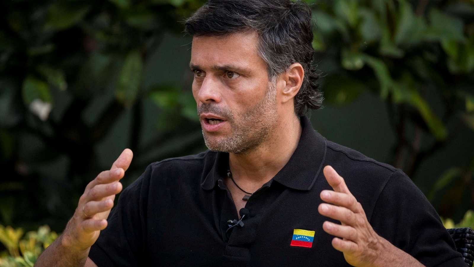 Leopoldo López abandona la embajada española y sale de Venezuela