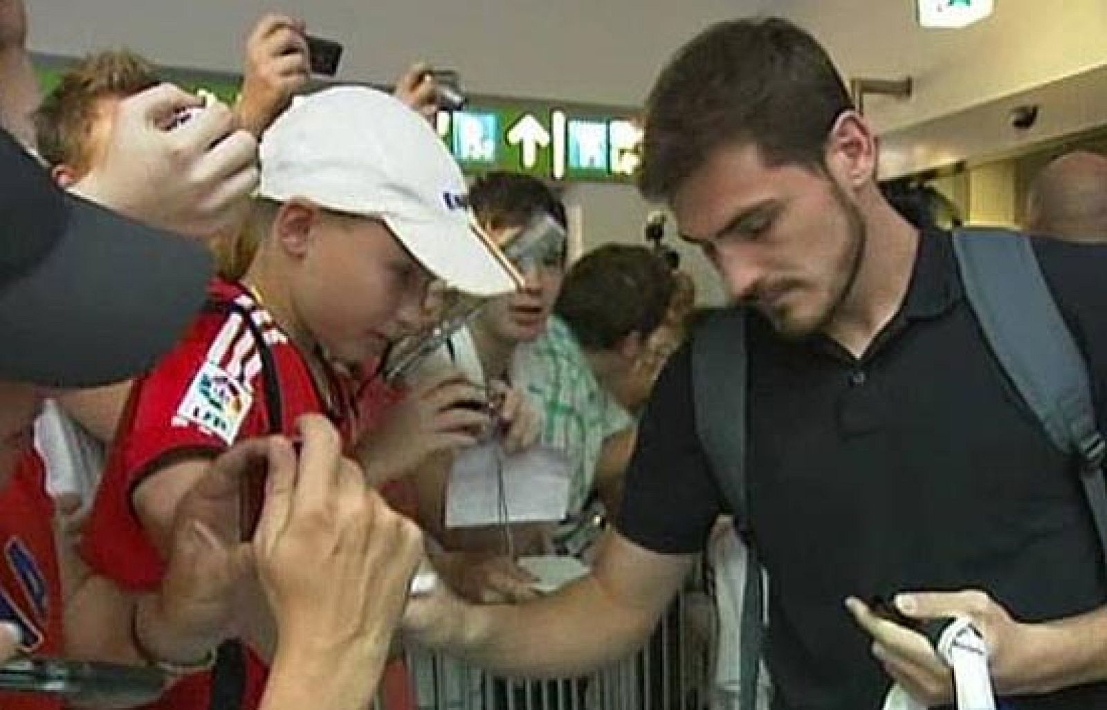 El Real Madrid juega un amistoso ante el Borussia de Dortmund, un encuentro que ha despertado gran expectación. Muchos aficionados han recibido al conjunto blanco a su llegada a la capital alemana.