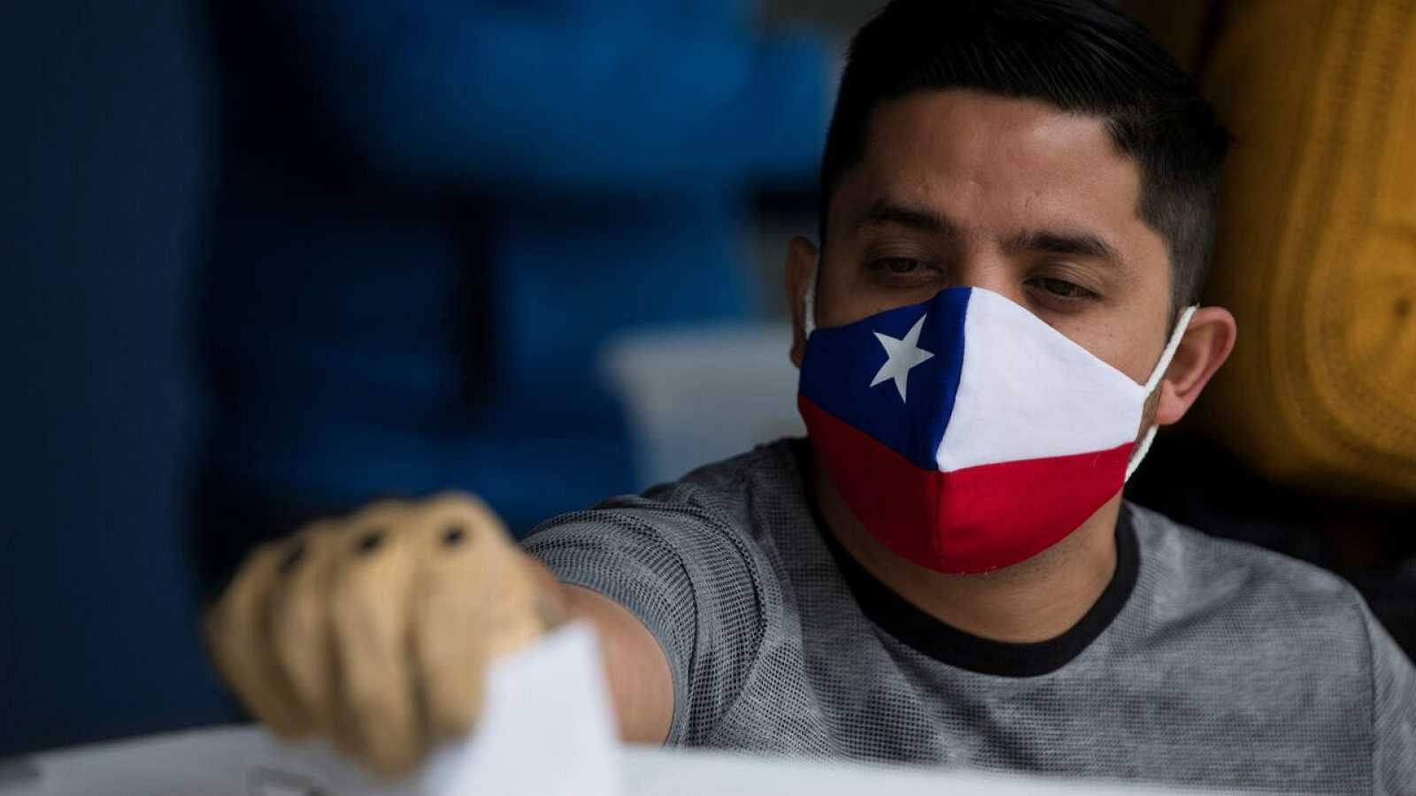 Chile aprueba por una aplastante mayoría redactar una nueva Constitución
