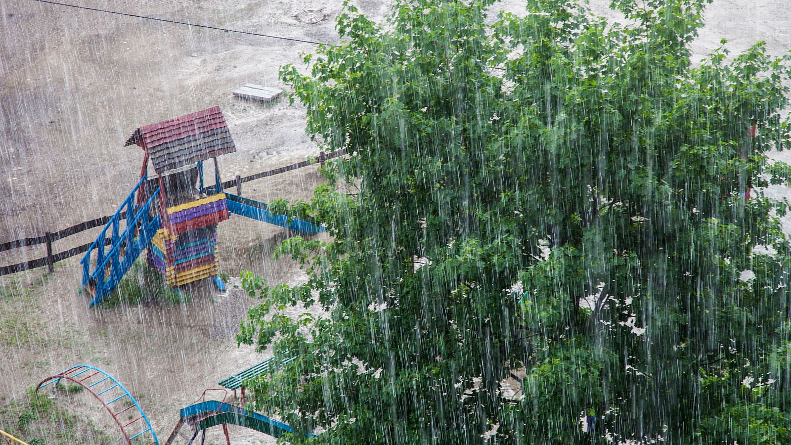 Arranca la semana con lluvia fuerte en norte y bajan temperaturas en Península y Baleares