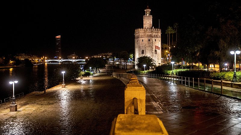 Calles vacías en la primera noche de toque de queda frente al coronavirus en toda España