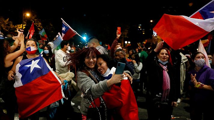 Telediario 1 - Chile celebra el triunfo del sí en el referéndum sobre la nueva Constitución
