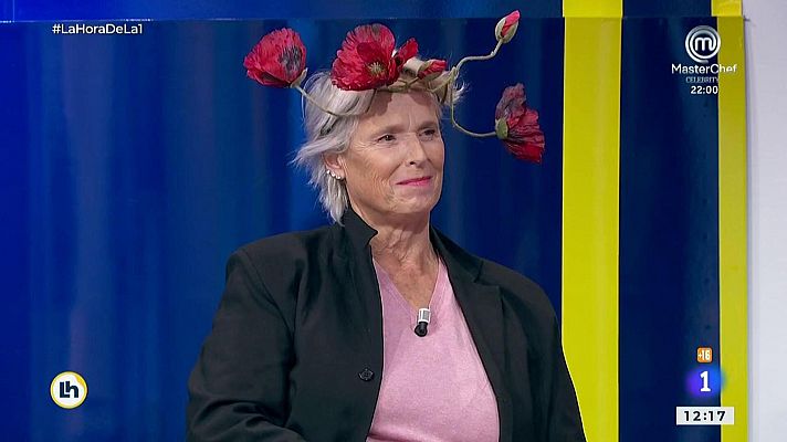 ¿Por qué lleva Lucía Dominguín unas rosas en la cabeza? 