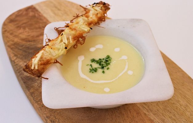  - Vichyssoise con hojaldre de queso y manzana