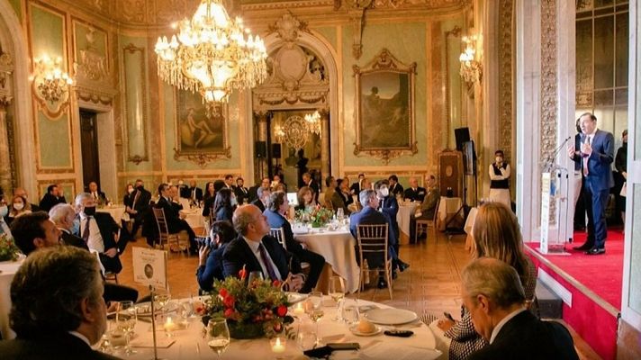 Telediario 1 - Polémica en redes por una gala a la que asistieron líderes políticos sin mascarilla ni distancia social