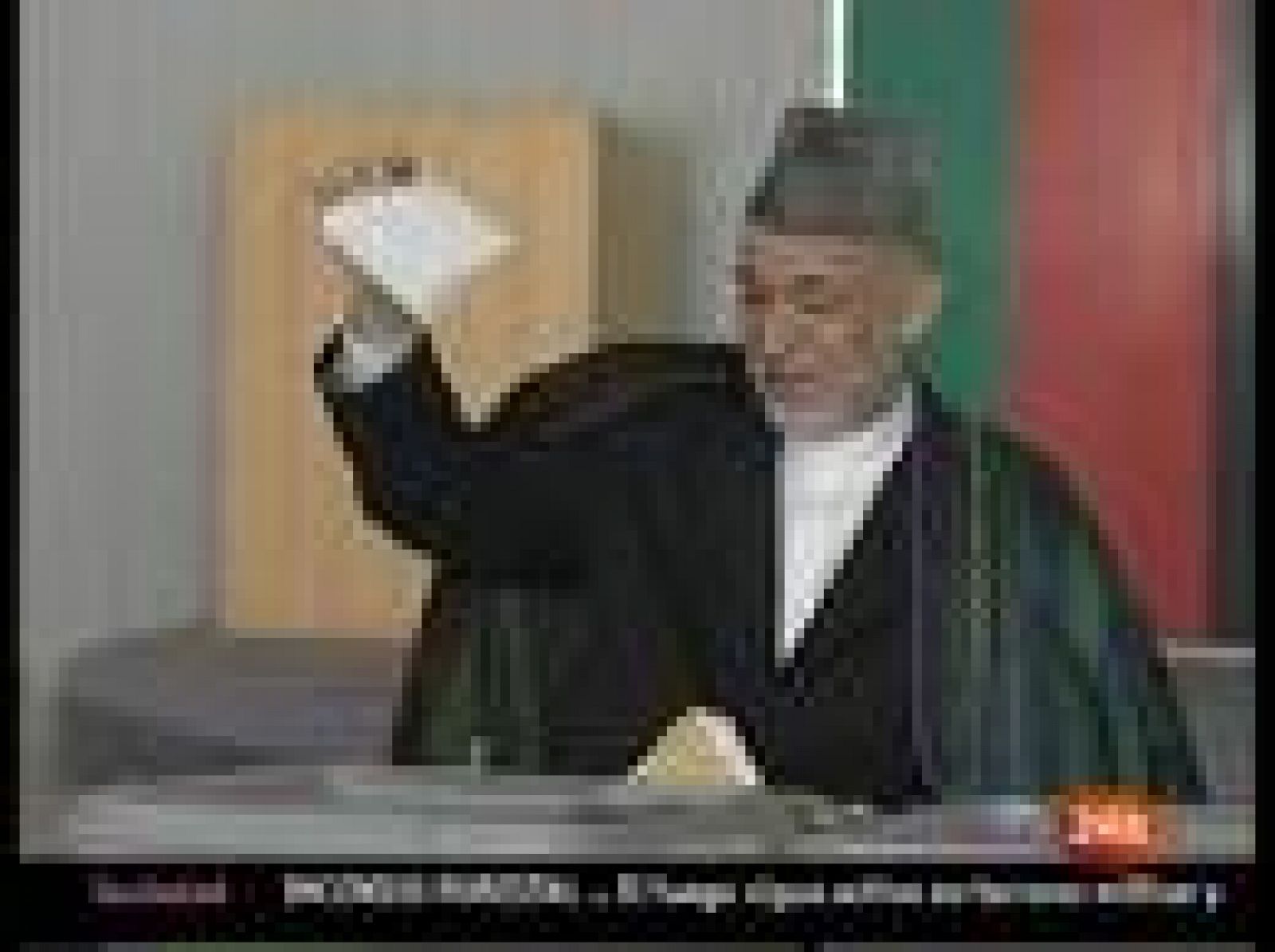 El presidente afgano, Hamid Karzai, ha sido este jueves el primero en votar.