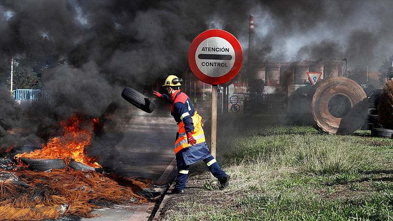 Decenas de empleados de Alcoa queman barricadas para reclamar una solución que garantice los puestos de trabajo