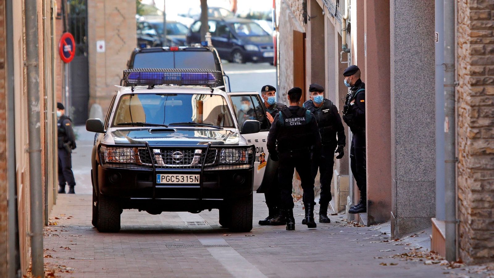 La Guardia Civil detiene a una veintena de afines a Puigdemont de CDC y ERC por desviar fondos a Waterloo