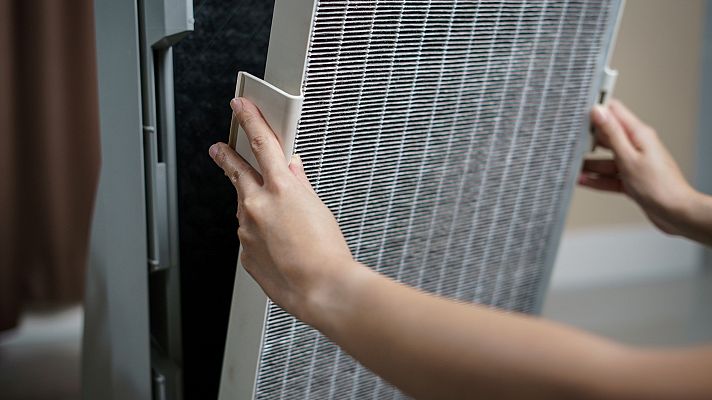 Telediario 1 - Purificadores de aire contra la COVID-19 en las aulas: Galicia desaconseja usar filtros HEPA