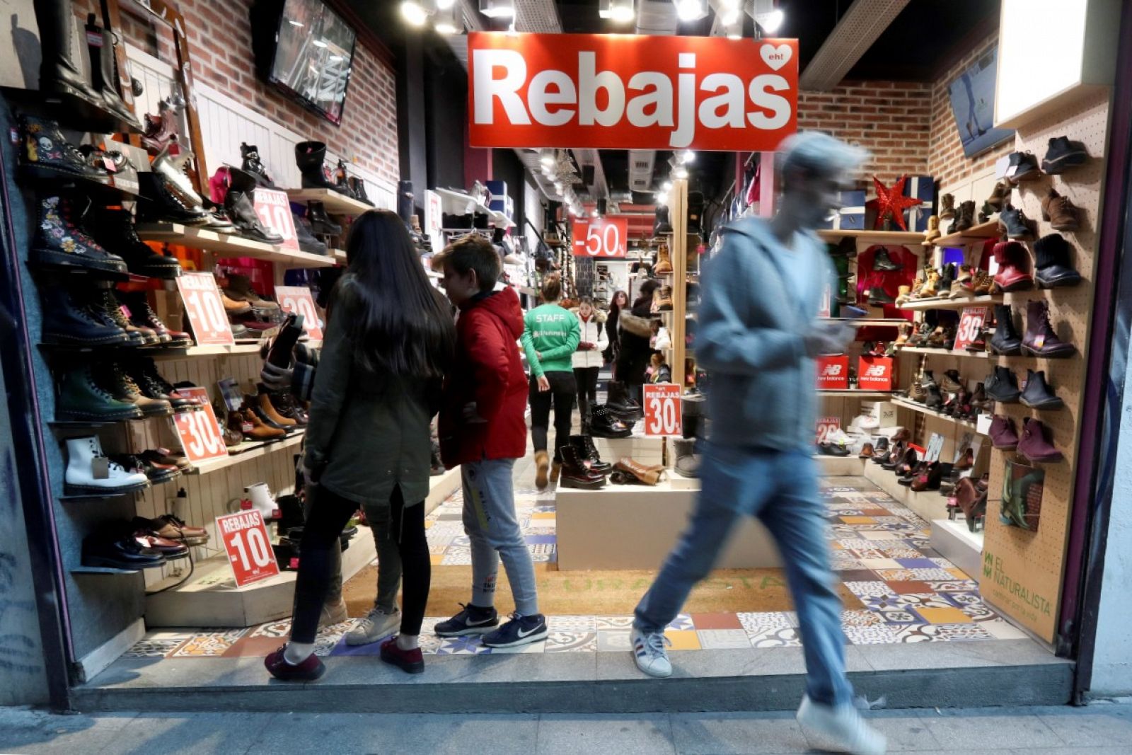 Los comerciantes adelantan los descuentos para salvar la campaña navideña | Ver