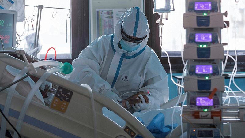 Aumentan los mayores de 65 años ingresados en unas UCI cada vez más saturadas