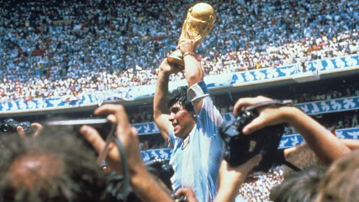 Telediario 1 - El mundo del fútbol se rinde a Maradona en su 60º cumpleaños