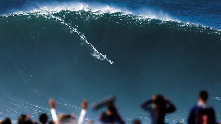 El huracán Epsilon deja olas de más de 20 metros en la costa cantábrica