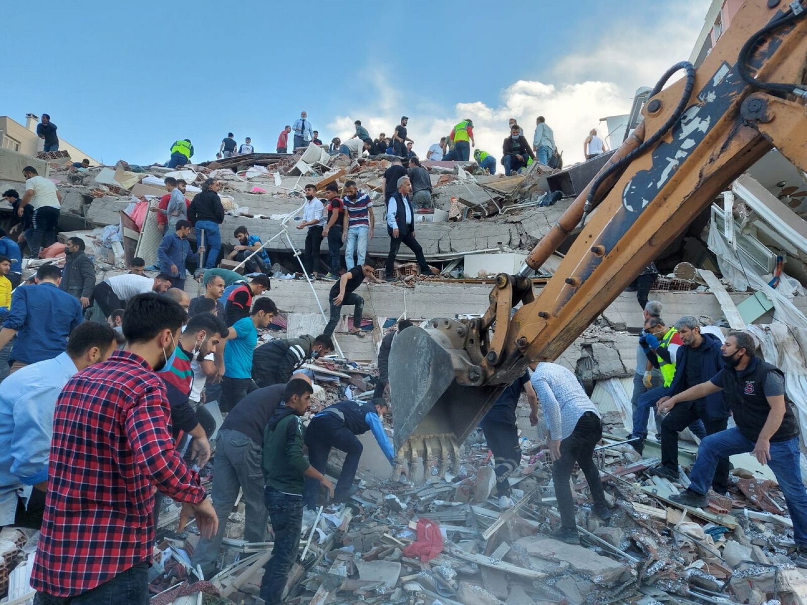 Un terremoto deja 19 muertos y 700 heridos en Turquía y Grecia