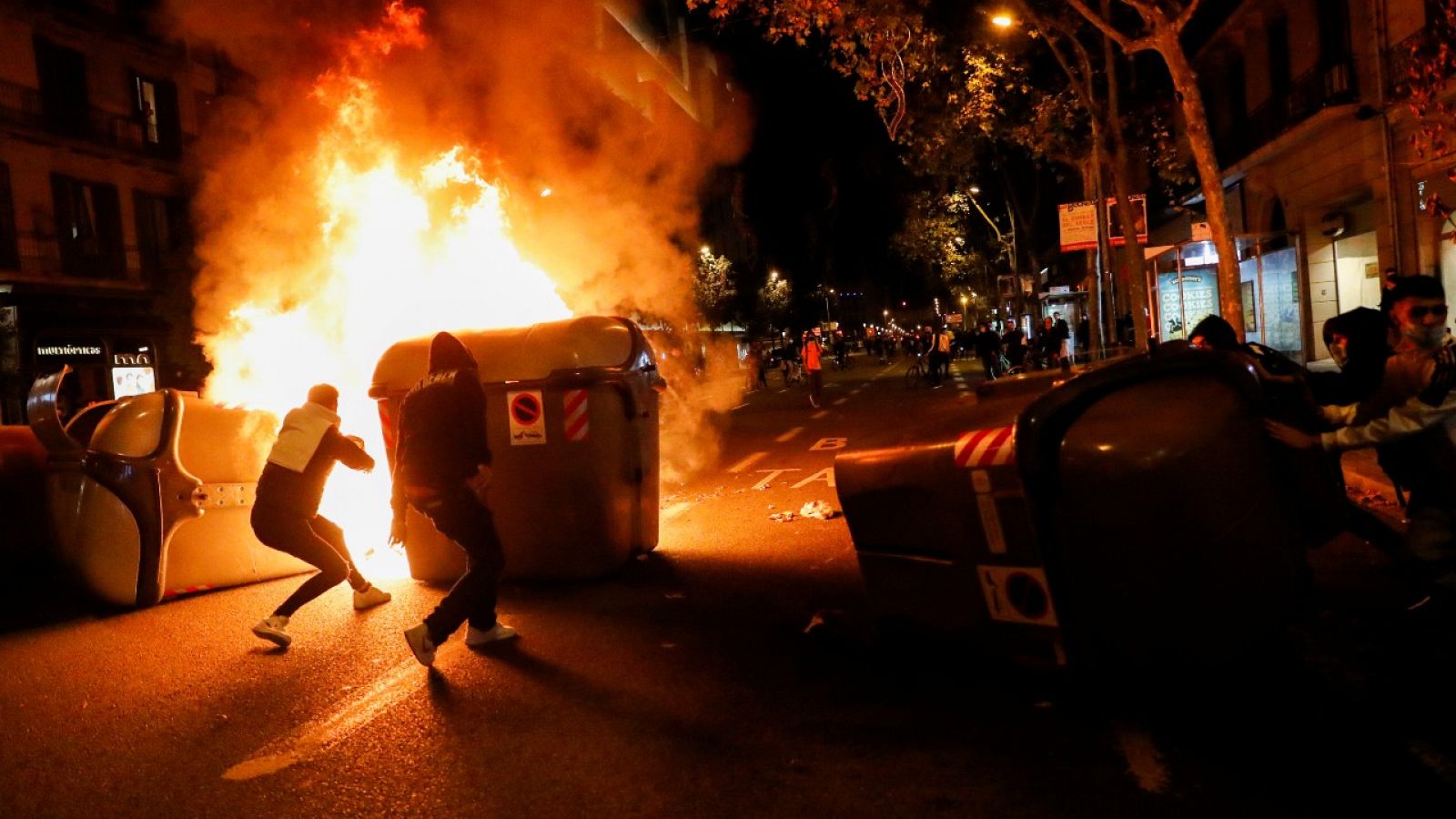 Informativo 24h: Al menos 12 detenidos tras una protesta en Barcelona contra las medidas de la Generalitat ante el coronavirus | RTVE Play