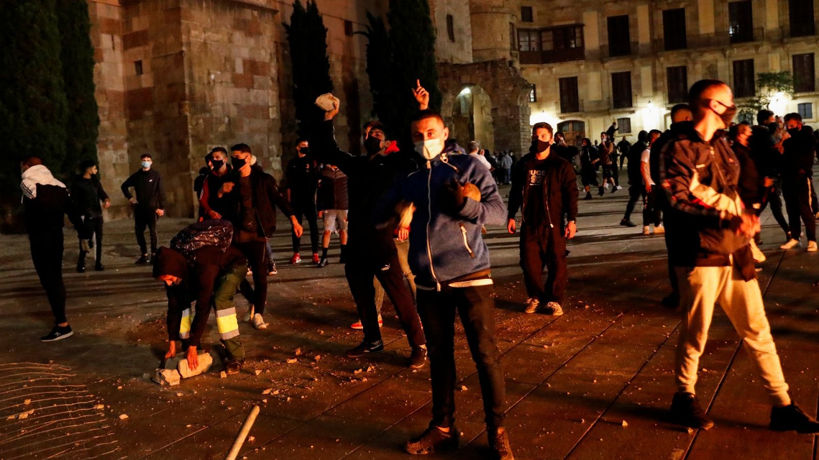 Noche de disturbios en protestas contra las restricciones por la pandemia
