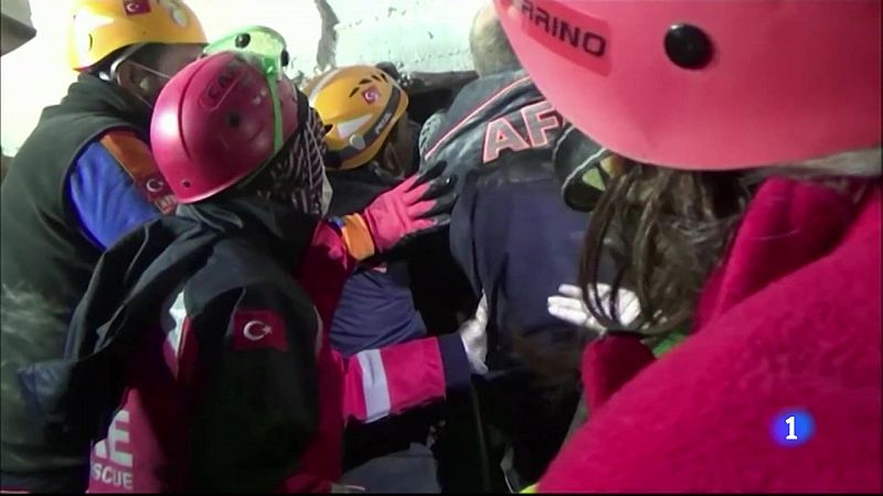Buscan supervivientes tras el terremoto en Grecia y Turquía mientras se elevan los fallecidos