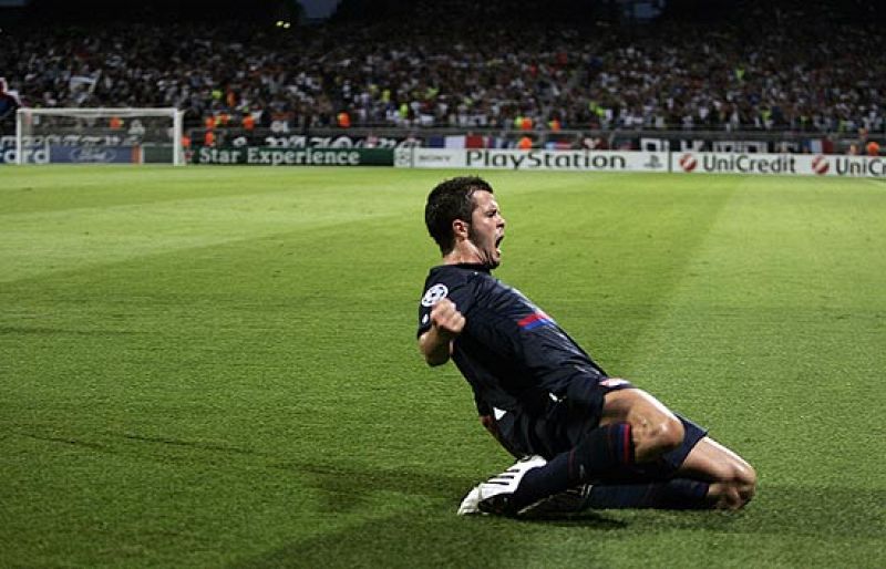   El Olympique de Lyon sentencia la eliminatoria metiédole 5 goles al Anderlecht.