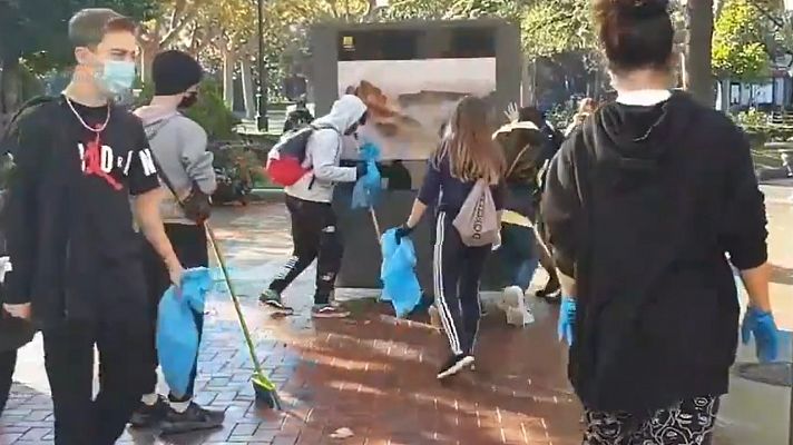 Un grupo de jóvenes voluntarios limpia los destrozos de las protestas en Logroño