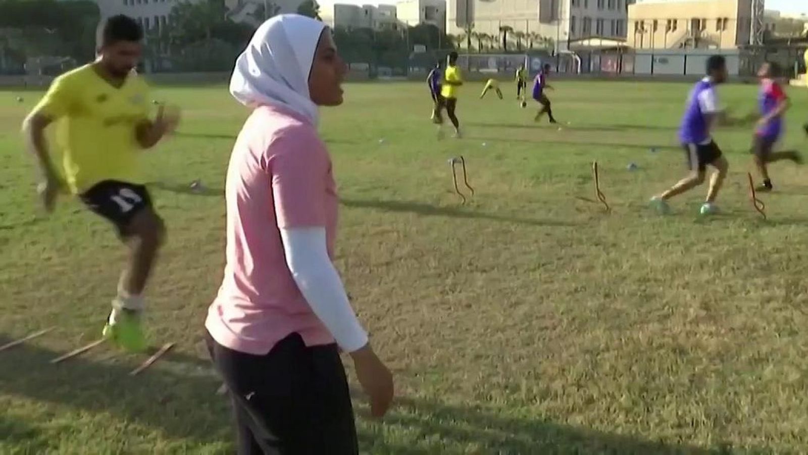 Primera entrenadora de un equipo masculino en Egipto | Ver