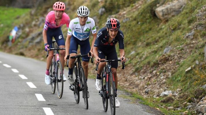 Vuelta 2020 | Carthy gana en L'Angliru y Carapaz asume el liderato, aunque Roglic aguanta