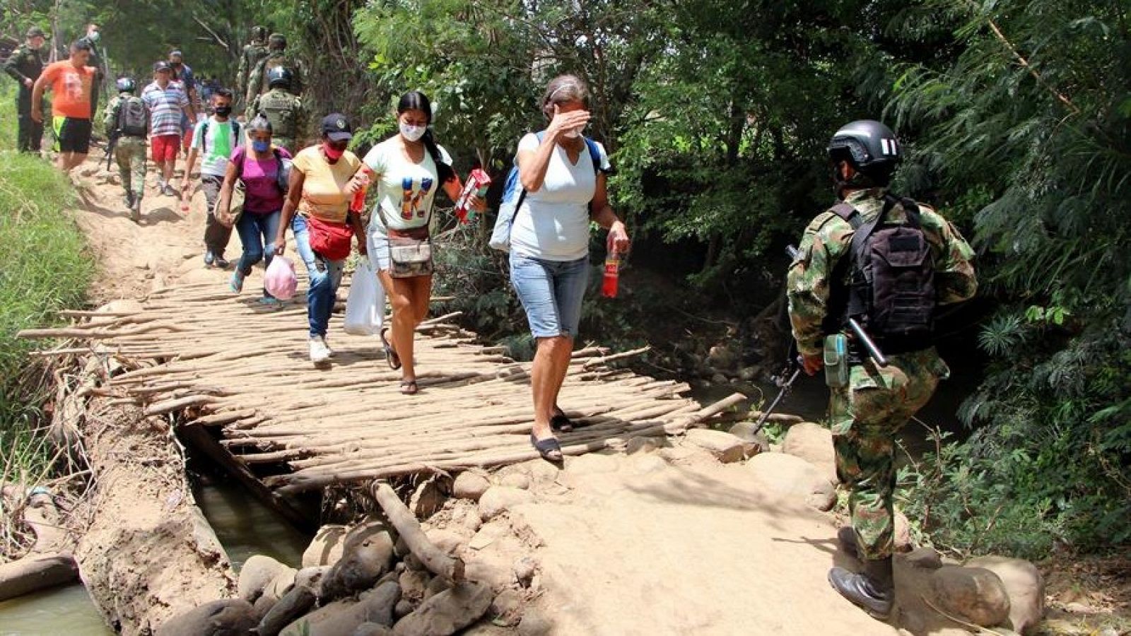 Cientos de migrantes venezolanos intentan llegar a Colombia