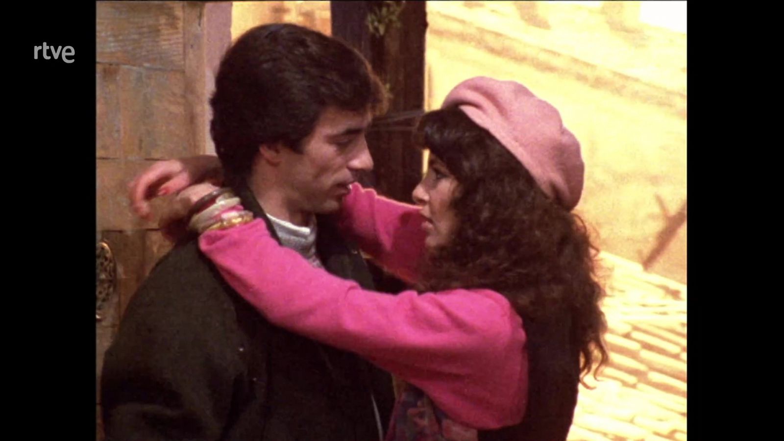 Anillos de oro - Capítulo 2: Una pareja - ver ahora