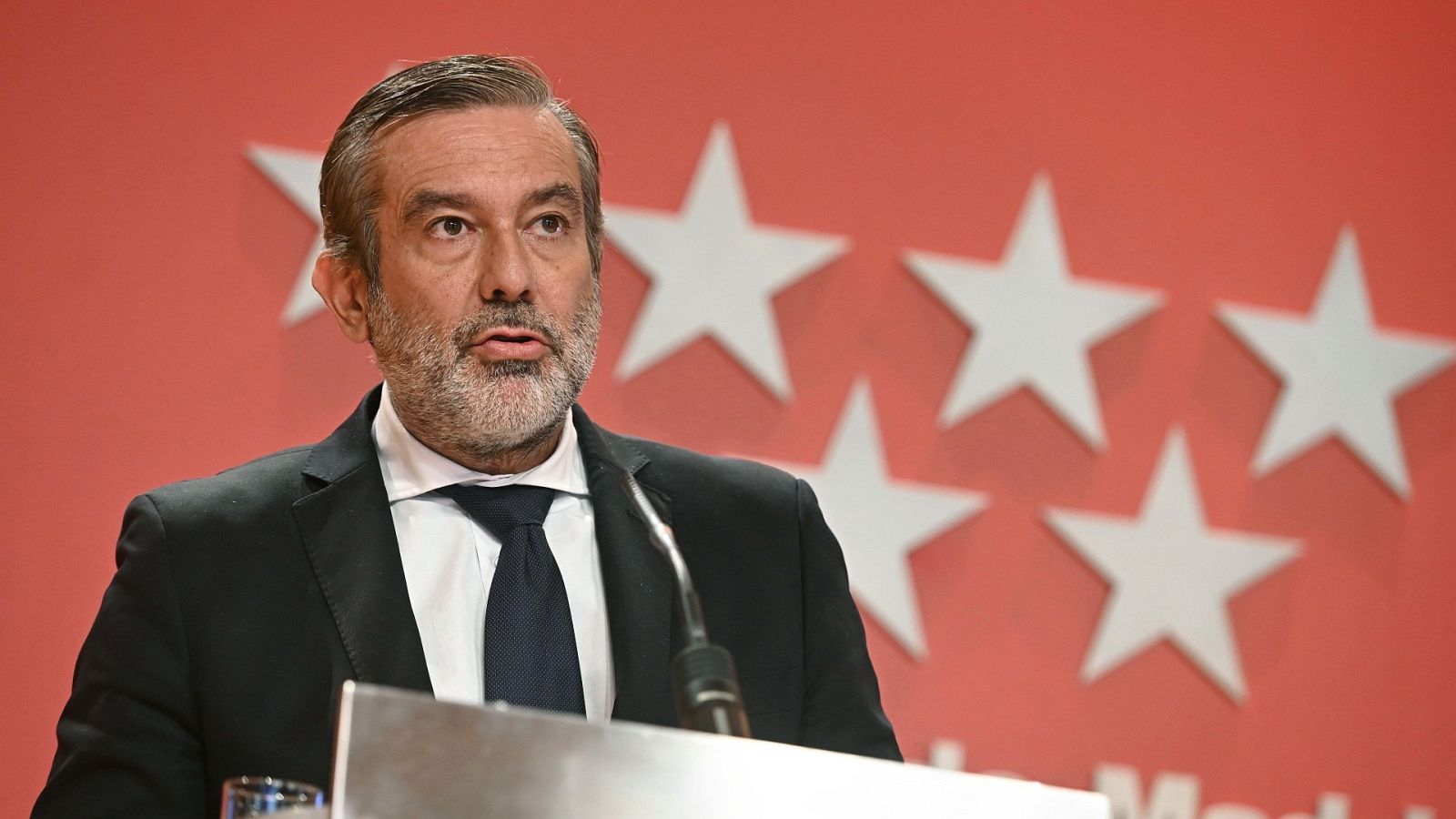 López insiste en la necesidad de "una ley orgánica" que permita a las CC.AA. tomar medidas para frenar la curva 