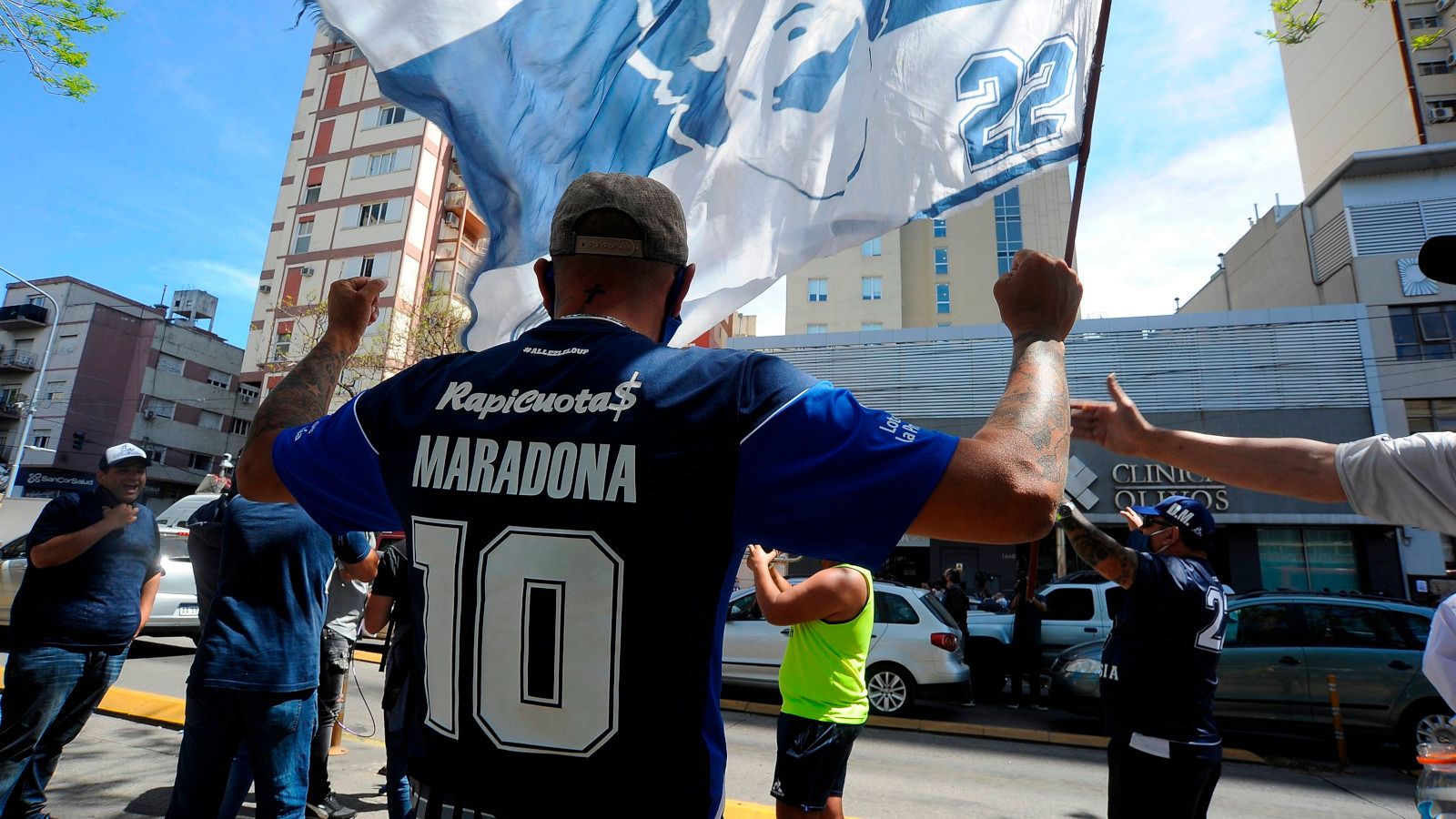 Maradona, operado de un coágulo en el cerebro | Ver
