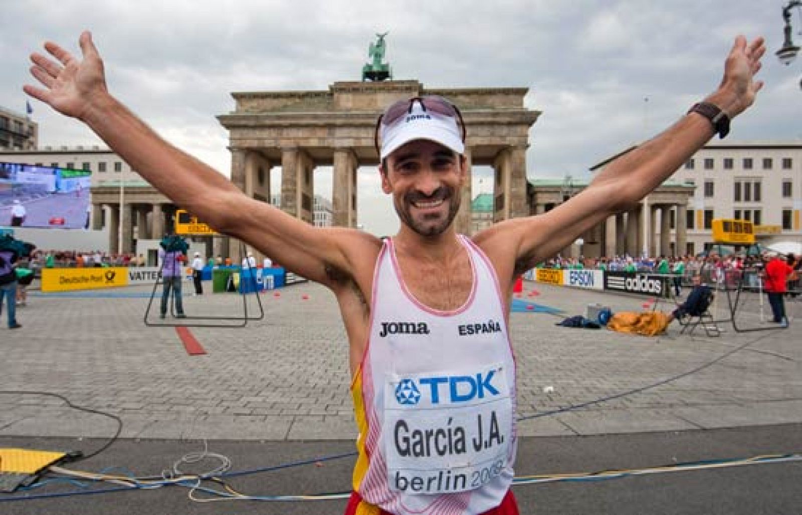 El veterano atleta madrileño Jesús Ángel García Bragado se ha hecho con el bronce en la prueba de 50 kilómetros marcha de los Mundiales de Berlín.