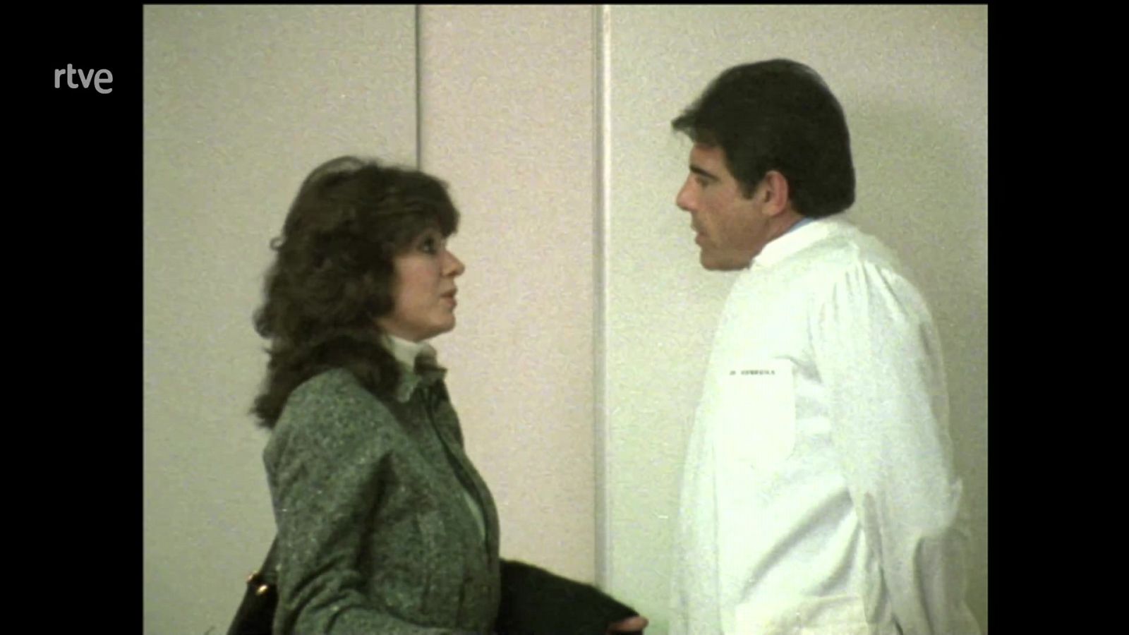 Anillos de oro - Capítulo 4: Una hermosa fachada - Ver ahora