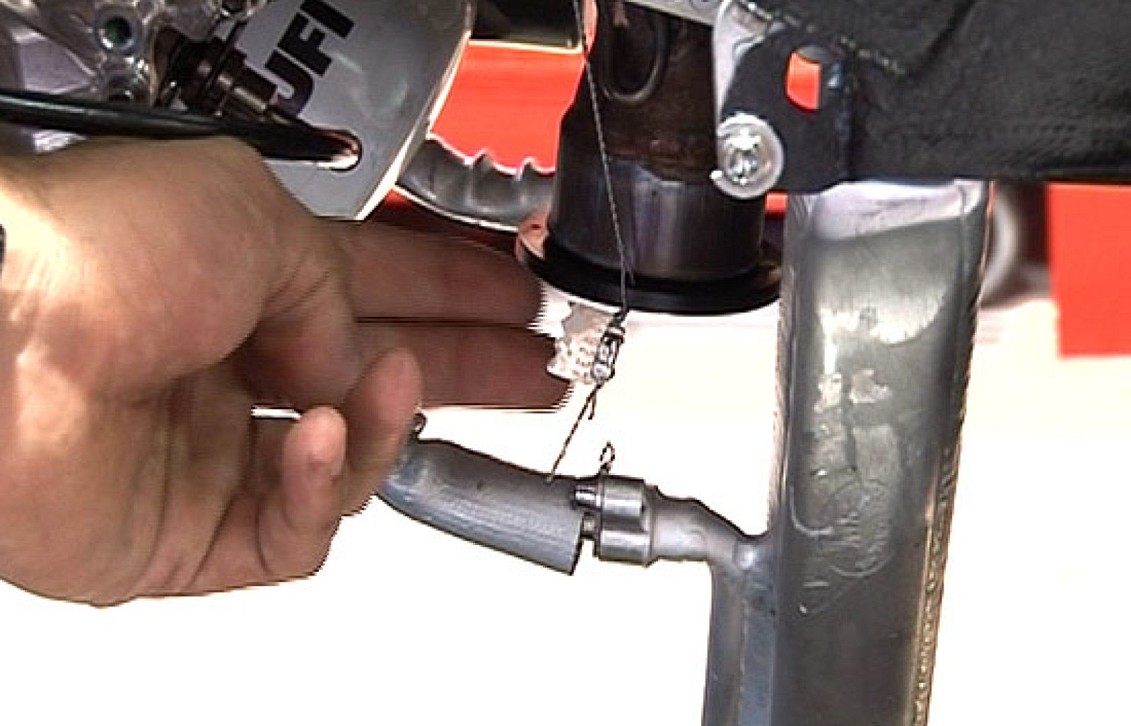 Juan Matínez te muestra cómo reaccionan los neumáticos ante las altas temperaturas y también qué medidas se han tomado para hacer cumplir la nueva norma de los cinco motores.