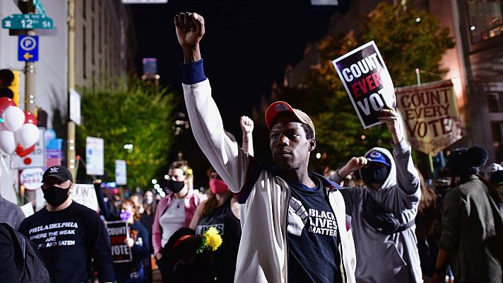 Telediario 1 - Los republicanos salen a la calle para poner en duda el proceso electoral del país