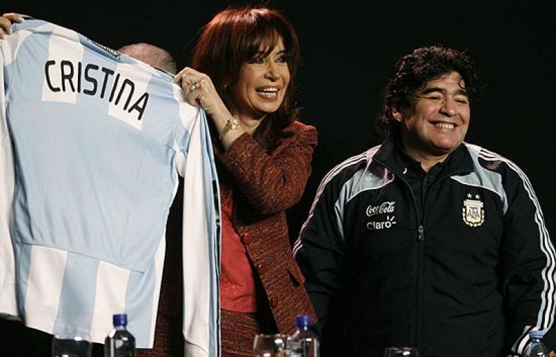 La presidenta argentina, Cristina Fernández, ha firmado un convenio entre el Estado y la AFA para emitir de forma gratuita y en abierto los partidos de Primera División.