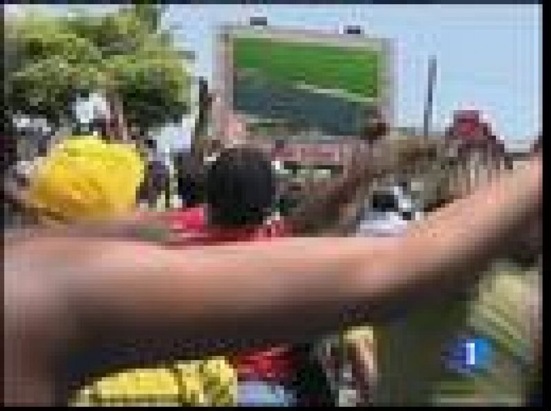 El triunfo y el nuevo récord de Usain Bolt se ha celebrado de forma especial en Jamaica. Sus paisanos siguieron la carrera a través de una pantalla gigante situada en el centro de la capital, Kingston. 