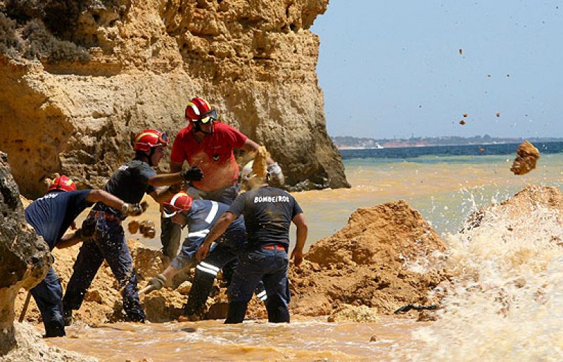 Tres muertos y dos heridos en un desprendimiento de rocas en una playa del Algarve.