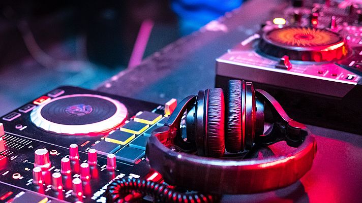 Telediario 1 - DJs pinchando en 'streaming'