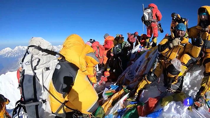 Telediario 1 - El Everest, convertido en un "parque temático" del riesgo